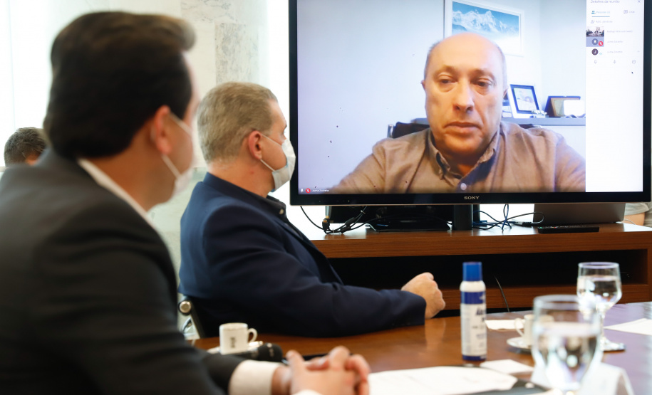 O governador Carlos Massa Ratinho Junior recebeu nesta sexta-feira (24) o embaixador do Irã no Brasil, Hossein Gharibi, e um empresário do país que planeja aumentar os investimentos no mercado de fertilizantes para a agricultura. O Irã é o principal comprador do milho paranaense e um dos principais destinos dos produtos do Estado no Oriente Médio. Na balança comercial, o Paraná importa grandes quantidades de ureia do país asiático.