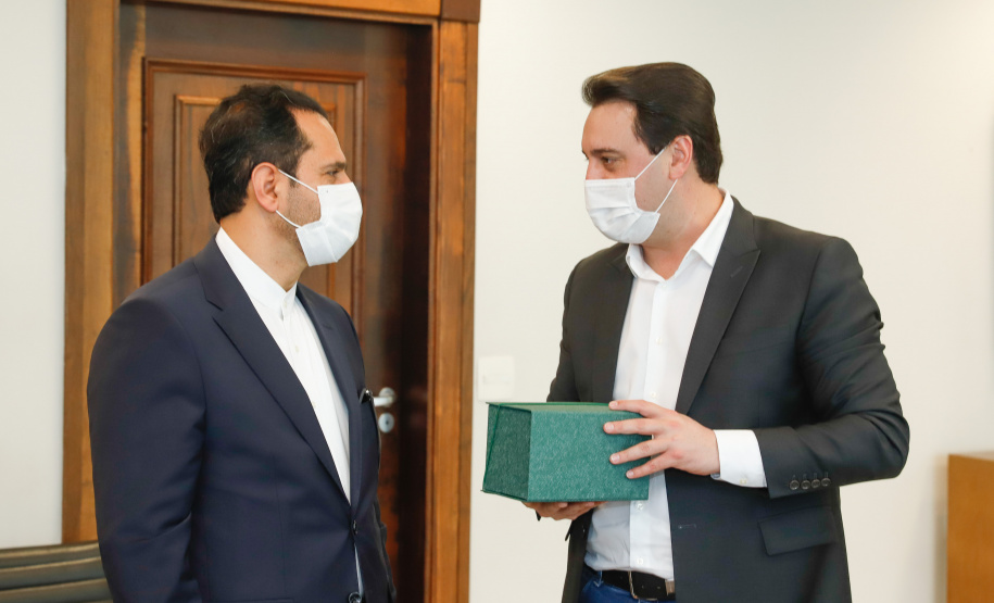 O governador Carlos Massa Ratinho Junior recebeu nesta sexta-feira (24) o embaixador do Irã no Brasil, Hossein Gharibi, e um empresário do país que planeja aumentar os investimentos no mercado de fertilizantes para a agricultura. O Irã é o principal comprador do milho paranaense e um dos principais destinos dos produtos do Estado no Oriente Médio. Na balança comercial, o Paraná importa grandes quantidades de ureia do país asiático.