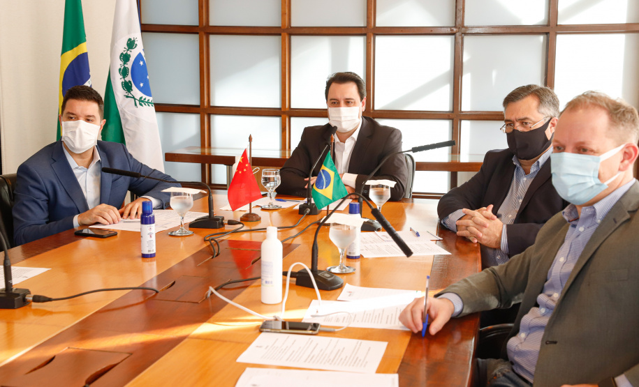 Estado formalizou acordo nesta segunda-feira (27) com representantes do laboratório Sinopharm e da Embaixada da China. A cooperação técnica e científica permite a testagem e a produção de vacina pelo Tecpar, que deve ser o hub logístico do remédio para a América do Sul.
