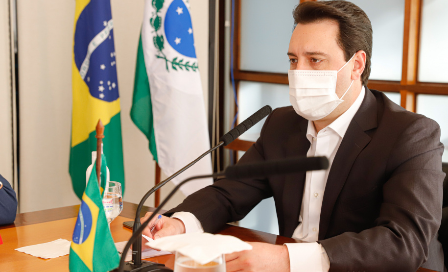 Estado formalizou acordo nesta segunda-feira (27) com representantes do laboratório Sinopharm e da Embaixada da China. A cooperação técnica e científica permite a testagem e a produção de vacina pelo Tecpar, que deve ser o hub logístico do remédio para a América do Sul.