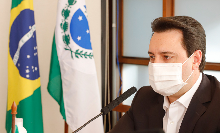 Estado formalizou acordo nesta segunda-feira (27) com representantes do laboratório Sinopharm e da Embaixada da China. A cooperação técnica e científica permite a testagem e a produção de vacina pelo Tecpar, que deve ser o hub logístico do remédio para a América do Sul.