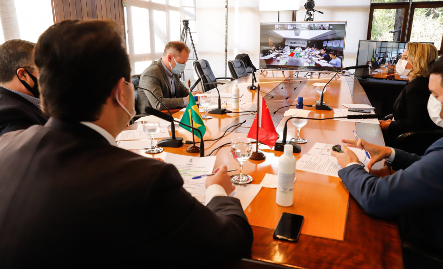 Estado formalizou acordo nesta segunda-feira (27) com representantes do laboratório Sinopharm e da Embaixada da China. A cooperação técnica e científica permite a testagem e a produção de vacina pelo Tecpar, que deve ser o hub logístico do remédio para a América do Sul.