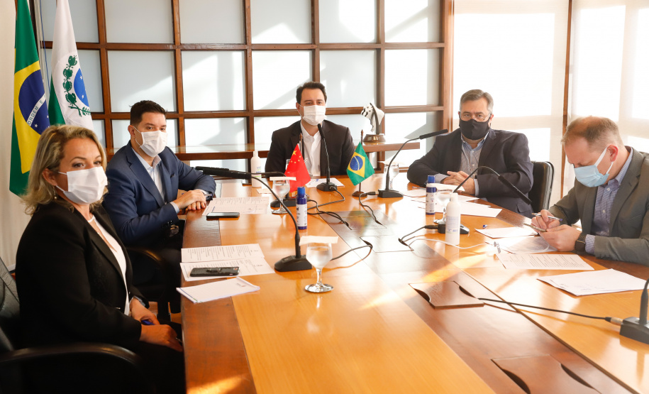 Estado formalizou acordo nesta segunda-feira (27) com representantes do laboratório Sinopharm e da Embaixada da China. A cooperação técnica e científica permite a testagem e a produção de vacina pelo Tecpar, que deve ser o hub logístico do remédio para a América do Sul.