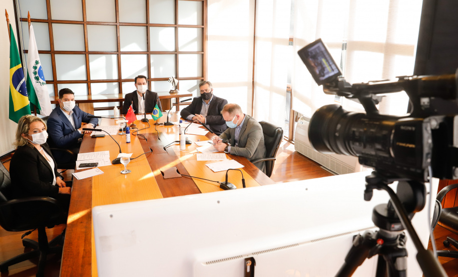 Estado formalizou acordo nesta segunda-feira (27) com representantes do laboratório Sinopharm e da Embaixada da China. A cooperação técnica e científica permite a testagem e a produção de vacina pelo Tecpar, que deve ser o hub logístico do remédio para a América do Sul.
