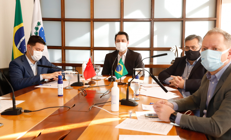 Estado formalizou acordo nesta segunda-feira (27) com representantes do laboratório Sinopharm e da Embaixada da China. A cooperação técnica e científica permite a testagem e a produção de vacina pelo Tecpar, que deve ser o hub logístico do remédio para a América do Sul.
