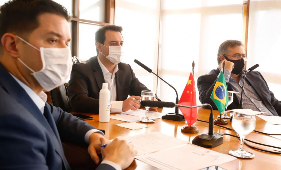 Estado formalizou acordo nesta segunda-feira (27) com representantes do laboratório Sinopharm e da Embaixada da China. A cooperação técnica e científica permite a testagem e a produção de vacina pelo Tecpar, que deve ser o hub logístico do remédio para a América do Sul.