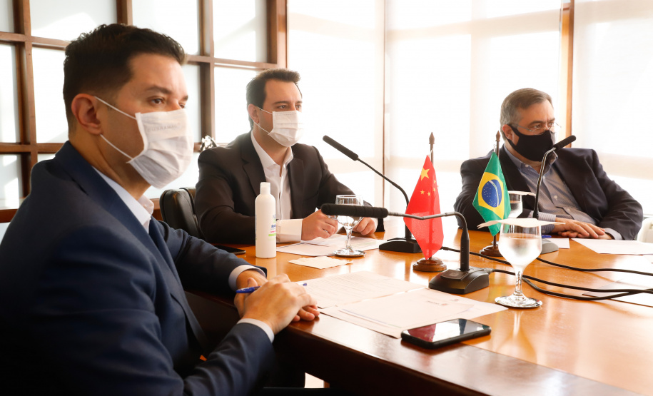 Estado formalizou acordo nesta segunda-feira (27) com representantes do laboratório Sinopharm e da Embaixada da China. A cooperação técnica e científica permite a testagem e a produção de vacina pelo Tecpar, que deve ser o hub logístico do remédio para a América do Sul.