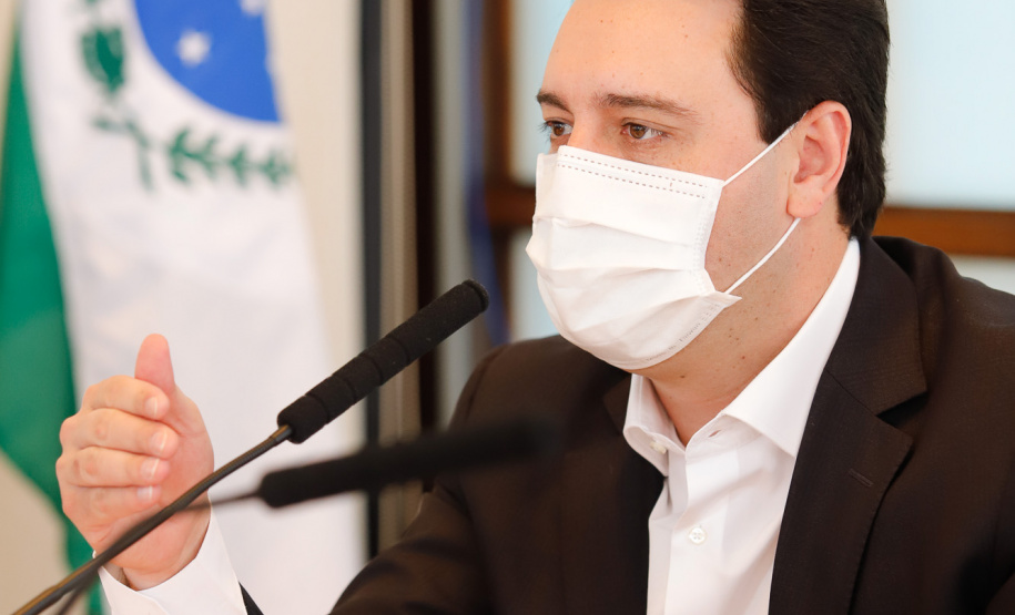 Estado formalizou acordo nesta segunda-feira (27) com representantes do laboratório Sinopharm e da Embaixada da China. A cooperação técnica e científica permite a testagem e a produção de vacina pelo Tecpar, que deve ser o hub logístico do remédio para a América do Sul.