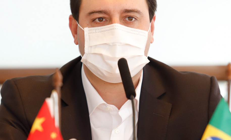 Estado formalizou acordo nesta segunda-feira (27) com representantes do laboratório Sinopharm e da Embaixada da China. A cooperação técnica e científica permite a testagem e a produção de vacina pelo Tecpar, que deve ser o hub logístico do remédio para a América do Sul.