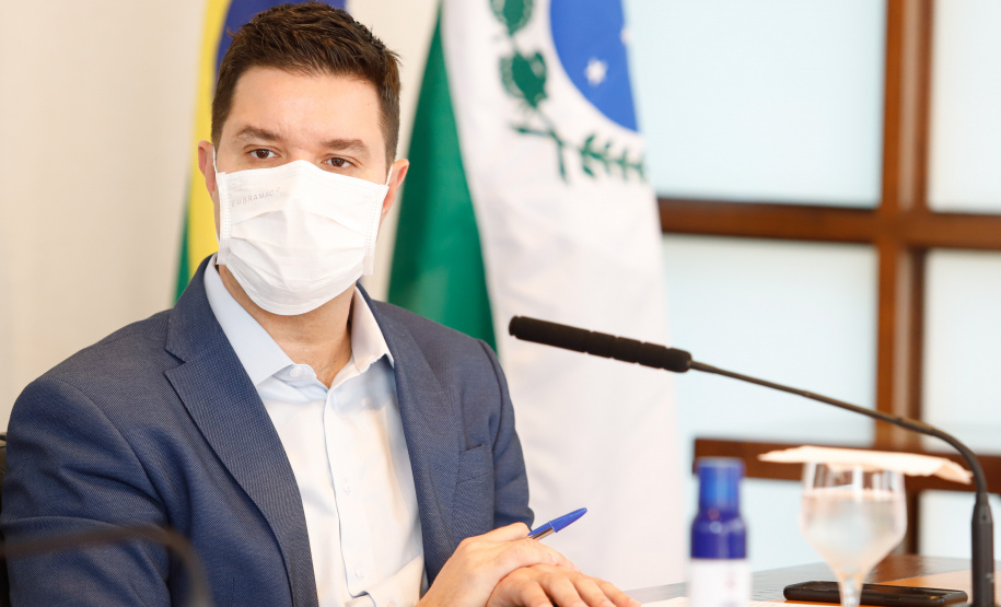 Estado formalizou acordo nesta segunda-feira (27) com representantes do laboratório Sinopharm e da Embaixada da China. A cooperação técnica e científica permite a testagem e a produção de vacina pelo Tecpar, que deve ser o hub logístico do remédio para a América do Sul.