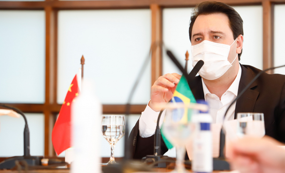 Estado formalizou acordo nesta segunda-feira (27) com representantes do laboratório Sinopharm e da Embaixada da China. A cooperação técnica e científica permite a testagem e a produção de vacina pelo Tecpar, que deve ser o hub logístico do remédio para a América do Sul.