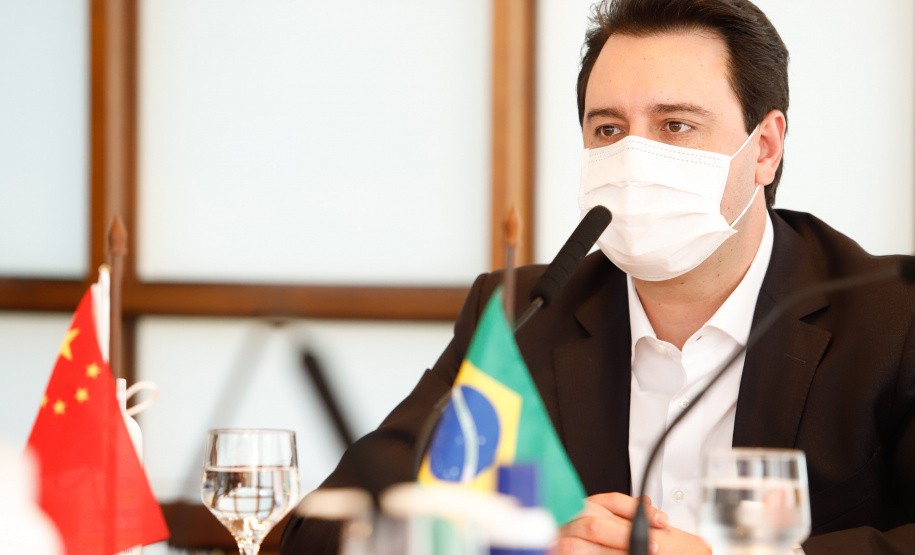 Estado formalizou acordo nesta segunda-feira (27) com representantes do laboratório Sinopharm e da Embaixada da China. A cooperação técnica e científica permite a testagem e a produção de vacina pelo Tecpar, que deve ser o hub logístico do remédio para a América do Sul.