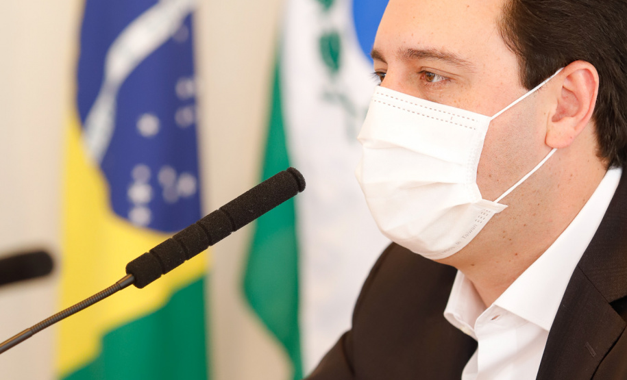 Estado formalizou acordo nesta segunda-feira (27) com representantes do laboratório Sinopharm e da Embaixada da China. A cooperação técnica e científica permite a testagem e a produção de vacina pelo Tecpar, que deve ser o hub logístico do remédio para a América do Sul.