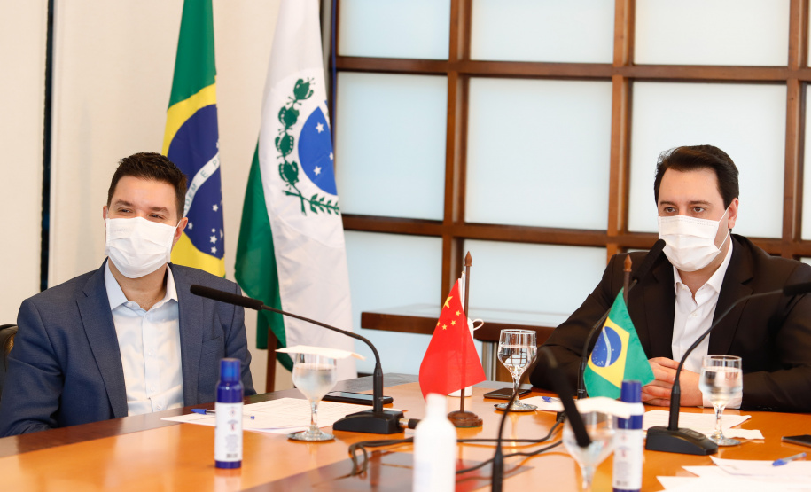 Estado formalizou acordo nesta segunda-feira (27) com representantes do laboratório Sinopharm e da Embaixada da China. A cooperação técnica e científica permite a testagem e a produção de vacina pelo Tecpar, que deve ser o hub logístico do remédio para a América do Sul.
