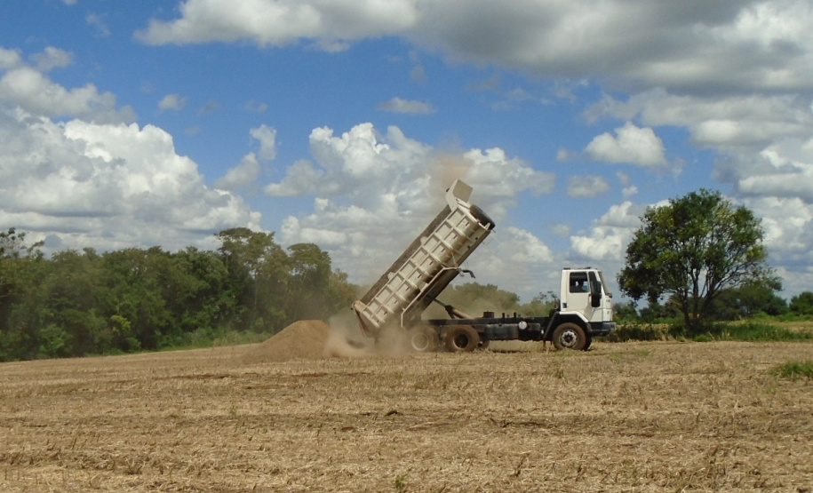 Lodo de esgoto da Sanepar beneficia propriedades rurais de 46 municípios. Foto:Sanepar