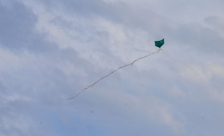 Pipa Mistura de cola e vidro usada para cortar fios de pipas coloca em risco a vida das pessoas. Lei determina multas e quando o infrator for menor, os responsáveis legais responderão.Foto: Geraldo Bubniak/AEN
