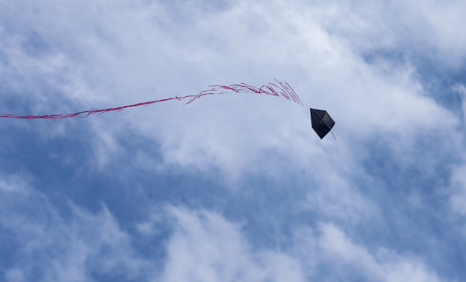Pipa Mistura de cola e vidro usada para cortar fios de pipas coloca em risco a vida das pessoas. Lei determina multas e quando o infrator for menor, os responsáveis legais responderão.Foto: Geraldo Bubniak/AEN