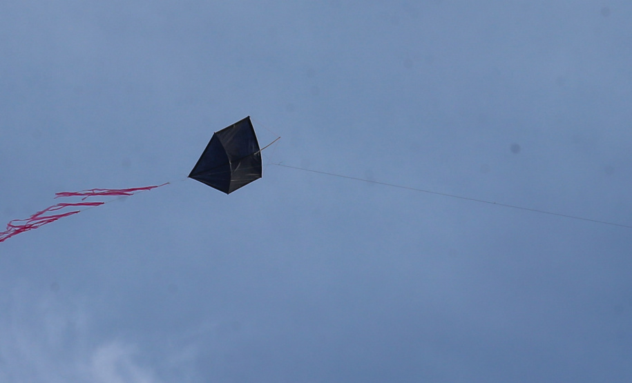 Pipa Mistura de cola e vidro usada para cortar fios de pipas coloca em risco a vida das pessoas. Lei determina multas e quando o infrator for menor, os responsáveis legais responderão.Foto: Geraldo Bubniak/AEN