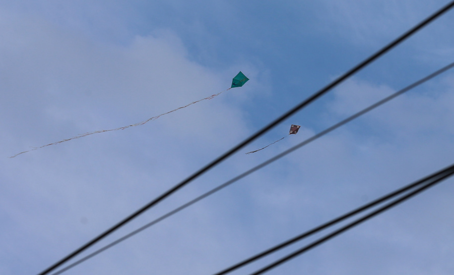 Pipa Mistura de cola e vidro usada para cortar fios de pipas coloca em risco a vida das pessoas. Lei determina multas e quando o infrator for menor, os responsáveis legais responderão.Foto: Geraldo Bubniak/AEN