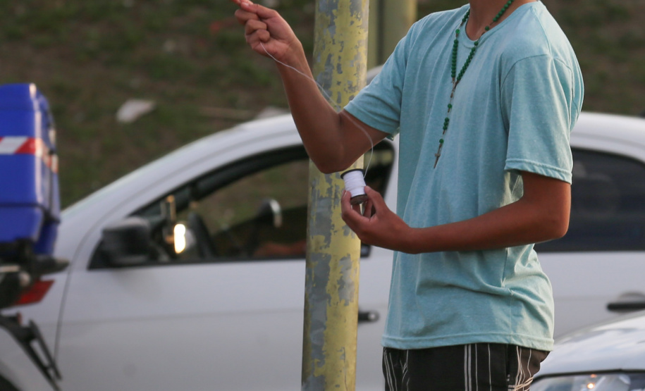 Pipa Mistura de cola e vidro usada para cortar fios de pipas coloca em risco a vida das pessoas. Lei determina multas e quando o infrator for menor, os responsáveis legais responderão.Foto: Geraldo Bubniak/AEN