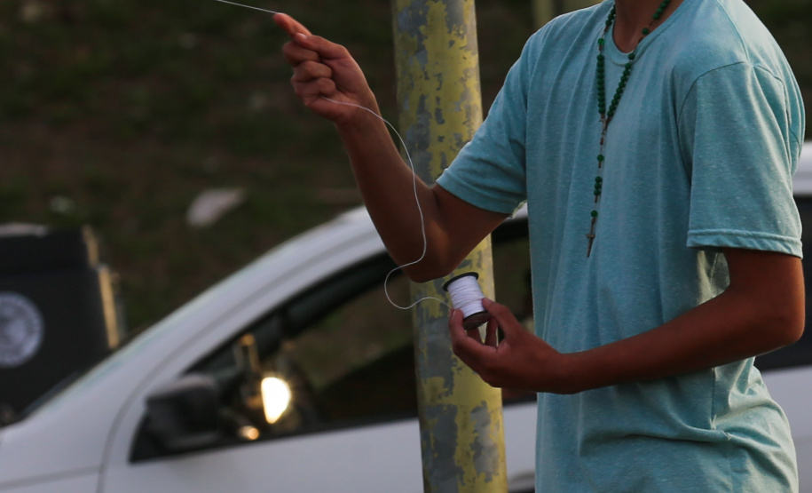 Pipa Mistura de cola e vidro usada para cortar fios de pipas coloca em risco a vida das pessoas. Lei determina multas e quando o infrator for menor, os responsáveis legais responderão.Foto: Geraldo Bubniak/AEN