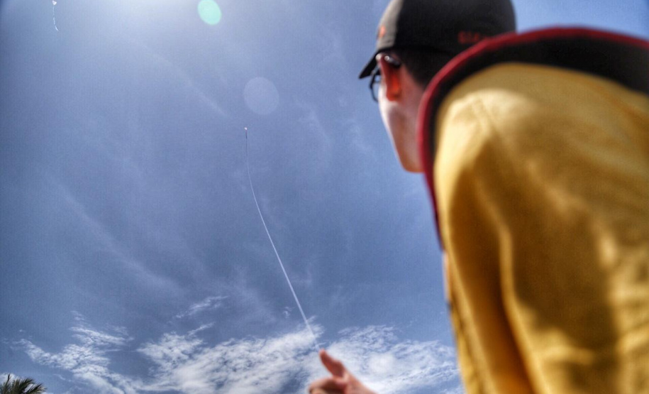 Mistura de cola e vidro usada para cortar fios de pipas coloca em risco a vida das pessoas. Lei determina multas e quando o infrator for menor, os responsáveis legais responderão.