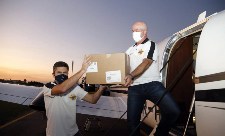 Paraná recebe anestésicos e relaxantes musculares do Hospital Unimed, do Rio de Janeiro. Uma aeronave do governo foi buscar. Estado também já está habilitado no processo de compra pelo Ministério da Saúde.
Foto: Gilson Abreu/AEN