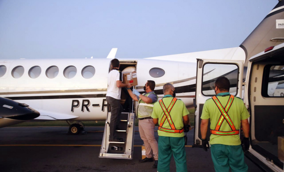 Paraná recebe anestésicos e relaxantes musculares do Hospital Unimed, do Rio de Janeiro. Uma aeronave do governo foi buscar. Estado também já está habilitado no processo de compra pelo Ministério da Saúde.
Foto: Gilson Abreu/AEN