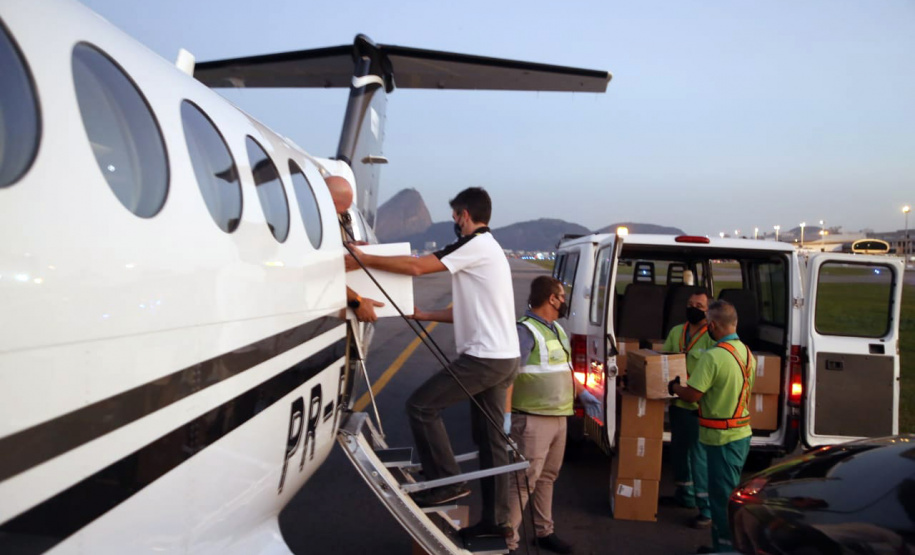 Paraná recebe anestésicos e relaxantes musculares do Hospital Unimed, do Rio de Janeiro. Uma aeronave do governo foi buscar. Estado também já está habilitado no processo de compra pelo Ministério da Saúde.
Foto: Gilson Abreu/AEN