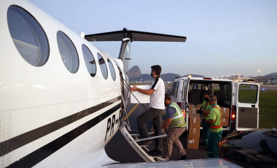 Paraná recebe anestésicos e relaxantes musculares do Hospital Unimed, do Rio de Janeiro. Uma aeronave do governo foi buscar. Estado também já está habilitado no processo de compra pelo Ministério da Saúde.
Foto: Gilson Abreu/AEN