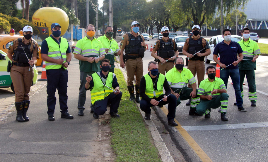 Curitiba, 27 de Julho de 2020. Em comemoração ao Dia do Motociclista, BPTran faz blitz educativa para distribuir antena corta linha.   - Soldado Ismael Ponchio.