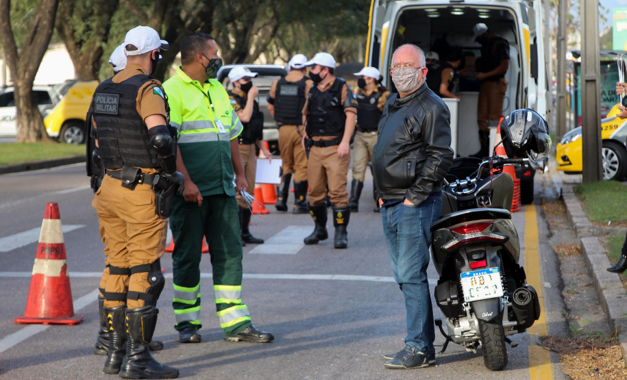 Curitiba, 27 de Julho de 2020. Em comemoração ao Dia do Motociclista, BPTran faz blitz educativa para distribuir antena corta linha.   - Soldado Ismael Ponchio.