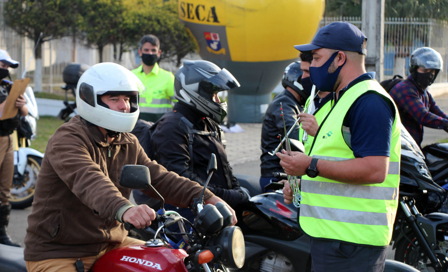 Curitiba, 27 de Julho de 2020. Em comemoração ao Dia do Motociclista, BPTran faz blitz educativa para distribuir antena corta linha.   - Soldado Ismael Ponchio.
