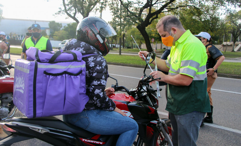Curitiba, 27 de Julho de 2020. Em comemoração ao Dia do Motociclista, BPTran faz blitz educativa para distribuir antena corta linha.   - Soldado Ismael Ponchio.