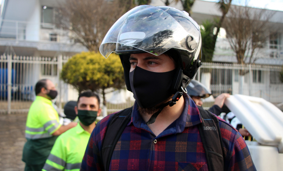 Curitiba, 27 de Julho de 2020. Em comemoração ao Dia do Motociclista, BPTran faz blitz educativa para distribuir antena corta linha.   - Soldado Ismael Ponchio.