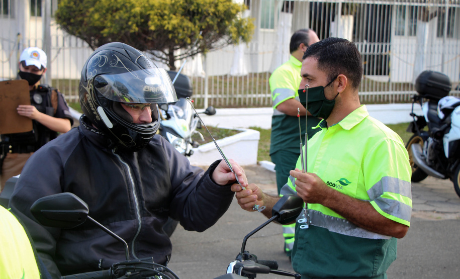 Curitiba, 27 de Julho de 2020. Em comemoração ao Dia do Motociclista, BPTran faz blitz educativa para distribuir antena corta linha.   - Soldado Ismael Ponchio.