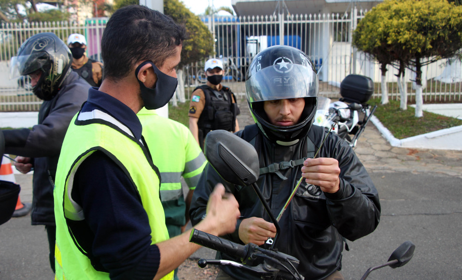 Curitiba, 27 de Julho de 2020. Em comemoração ao Dia do Motociclista, BPTran faz blitz educativa para distribuir antena corta linha.   - Soldado Ismael Ponchio.