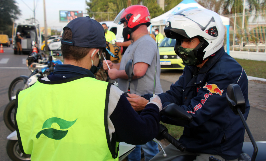Curitiba, 27 de Julho de 2020. Em comemoração ao Dia do Motociclista, BPTran faz blitz educativa para distribuir antena corta linha.   - Soldado Ismael Ponchio.