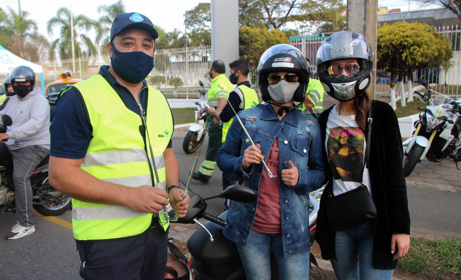 Curitiba, 27 de Julho de 2020. Em comemoração ao Dia do Motociclista, BPTran faz blitz educativa para distribuir antena corta linha.   - Soldado Ismael Ponchio.
