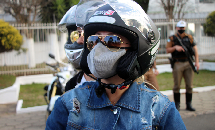 Curitiba, 27 de Julho de 2020. Em comemoração ao Dia do Motociclista, BPTran faz blitz educativa para distribuir antena corta linha.   - Soldado Ismael Ponchio.