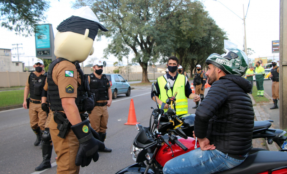 Curitiba, 27 de Julho de 2020. Em comemoração ao Dia do Motociclista, BPTran faz blitz educativa para distribuir antena corta linha.   - Soldado Ismael Ponchio.