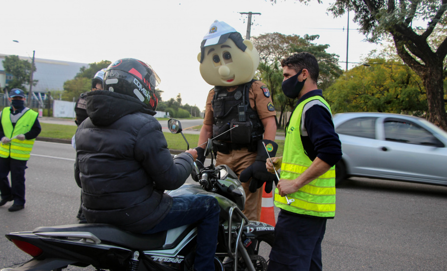 Curitiba, 27 de Julho de 2020. Em comemoração ao Dia do Motociclista, BPTran faz blitz educativa para distribuir antena corta linha.   - Soldado Ismael Ponchio.