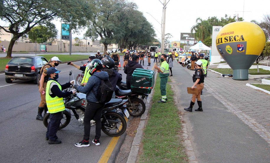 Curitiba, 27 de Julho de 2020. Em comemoração ao Dia do Motociclista, BPTran faz blitz educativa para distribuir antena corta linha.   - Soldado Ismael Ponchio.