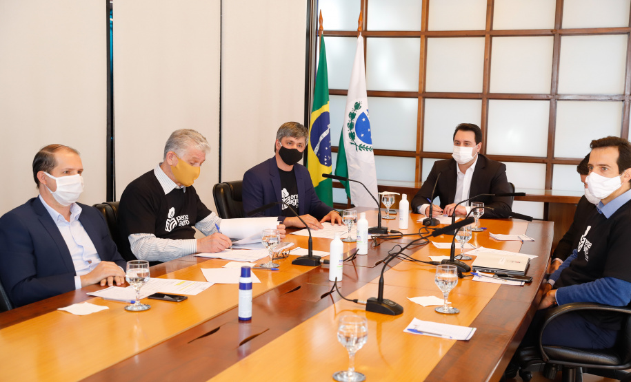 A Granja do Canguiri, ex-residência oficial dos governadores paranaenses, terá uma nova utilidade e será transformada na Escola Agrícola 4.0. O governador Carlos Massa Ratinho Junior assinou nesta terça-feira (28) o documento que formaliza a transferência do imóvel, localizado em Pinhais, na Região Metropolitana de Curitiba, para a Secretaria de Estado da Educação e do Esporte, que será responsável pela implantação do projeto-piloto da unidade.