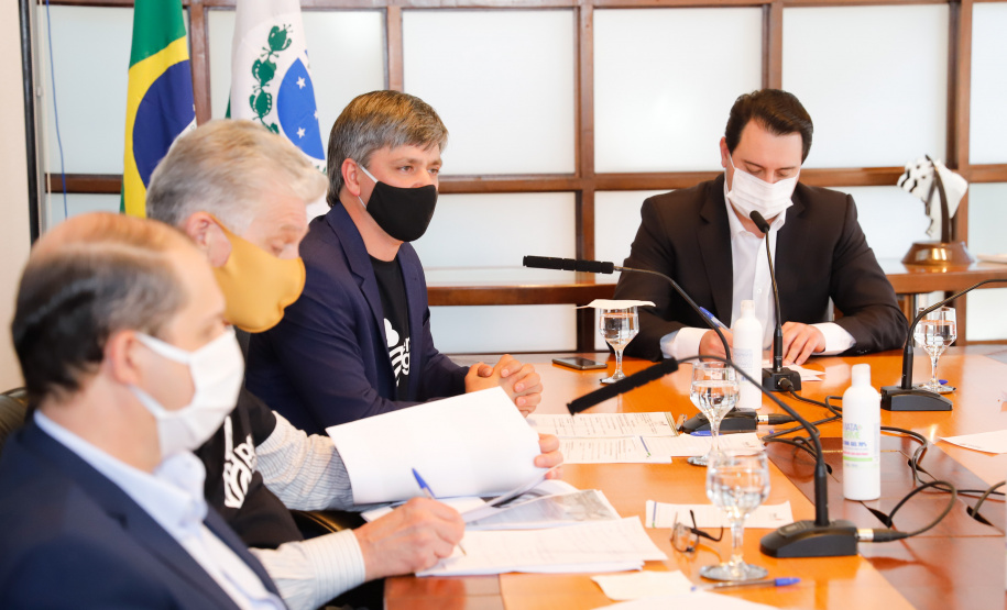 A Granja do Canguiri, ex-residência oficial dos governadores paranaenses, terá uma nova utilidade e será transformada na Escola Agrícola 4.0. O governador Carlos Massa Ratinho Junior assinou nesta terça-feira (28) o documento que formaliza a transferência do imóvel, localizado em Pinhais, na Região Metropolitana de Curitiba, para a Secretaria de Estado da Educação e do Esporte, que será responsável pela implantação do projeto-piloto da unidade.