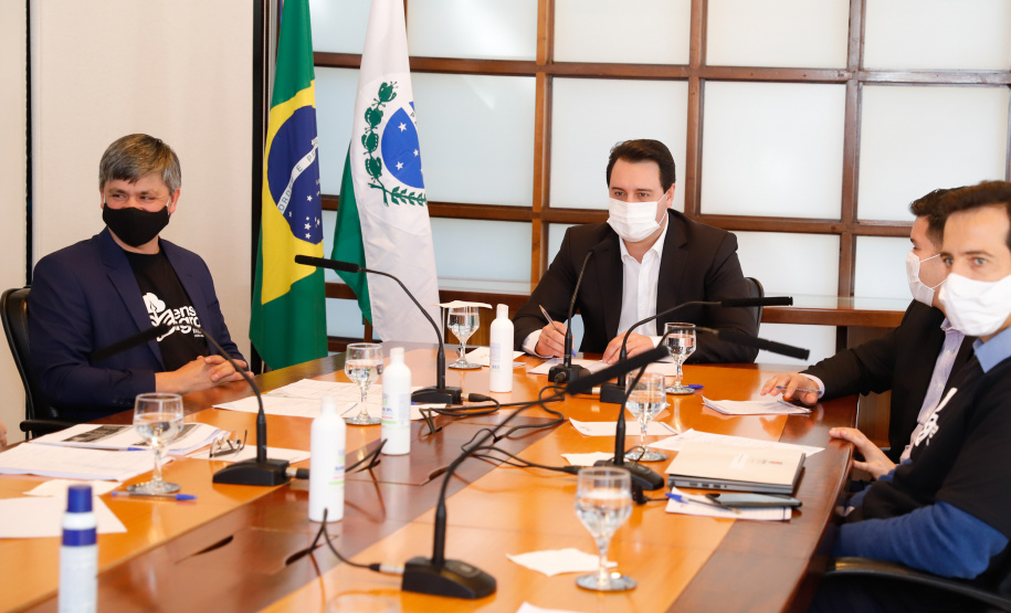 A Granja do Canguiri, ex-residência oficial dos governadores paranaenses, terá uma nova utilidade e será transformada na Escola Agrícola 4.0. O governador Carlos Massa Ratinho Junior assinou nesta terça-feira (28) o documento que formaliza a transferência do imóvel, localizado em Pinhais, na Região Metropolitana de Curitiba, para a Secretaria de Estado da Educação e do Esporte, que será responsável pela implantação do projeto-piloto da unidade.