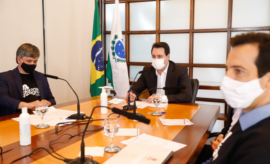 A Granja do Canguiri, ex-residência oficial dos governadores paranaenses, terá uma nova utilidade e será transformada na Escola Agrícola 4.0. O governador Carlos Massa Ratinho Junior assinou nesta terça-feira (28) o documento que formaliza a transferência do imóvel, localizado em Pinhais, na Região Metropolitana de Curitiba, para a Secretaria de Estado da Educação e do Esporte, que será responsável pela implantação do projeto-piloto da unidade.