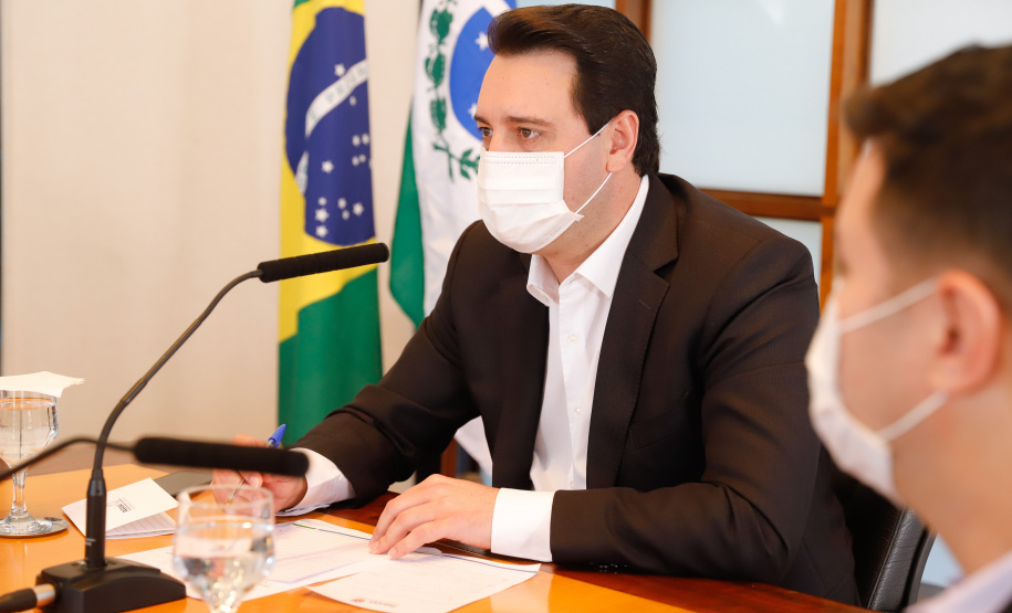 A Granja do Canguiri, ex-residência oficial dos governadores paranaenses, terá uma nova utilidade e será transformada na Escola Agrícola 4.0. O governador Carlos Massa Ratinho Junior assinou nesta terça-feira (28) o documento que formaliza a transferência do imóvel, localizado em Pinhais, na Região Metropolitana de Curitiba, para a Secretaria de Estado da Educação e do Esporte, que será responsável pela implantação do projeto-piloto da unidade.