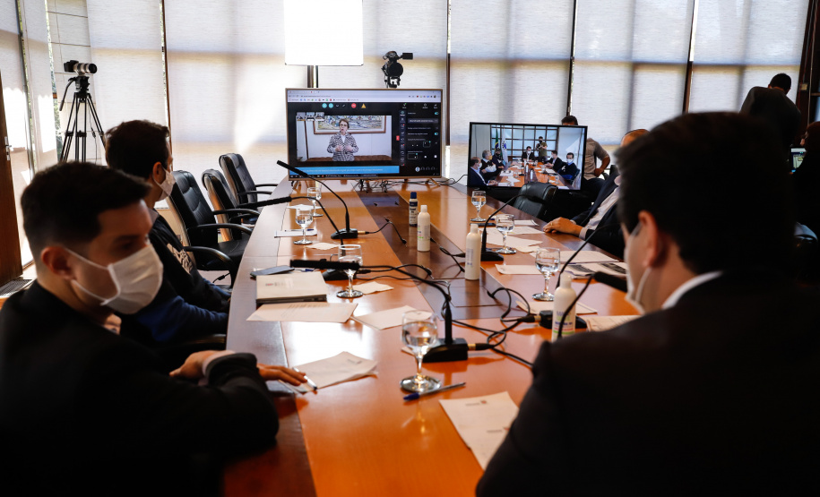 A Granja do Canguiri, ex-residência oficial dos governadores paranaenses, terá uma nova utilidade e será transformada na Escola Agrícola 4.0. O governador Carlos Massa Ratinho Junior assinou nesta terça-feira (28) o documento que formaliza a transferência do imóvel, localizado em Pinhais, na Região Metropolitana de Curitiba, para a Secretaria de Estado da Educação e do Esporte, que será responsável pela implantação do projeto-piloto da unidade.