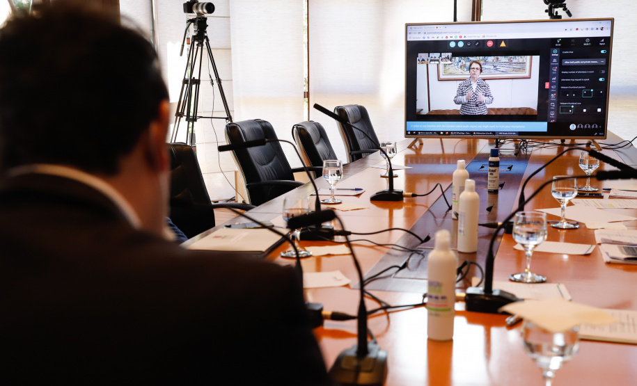 A Granja do Canguiri, ex-residência oficial dos governadores paranaenses, terá uma nova utilidade e será transformada na Escola Agrícola 4.0. O governador Carlos Massa Ratinho Junior assinou nesta terça-feira (28) o documento que formaliza a transferência do imóvel, localizado em Pinhais, na Região Metropolitana de Curitiba, para a Secretaria de Estado da Educação e do Esporte, que será responsável pela implantação do projeto-piloto da unidade.
